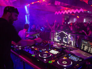 dj001